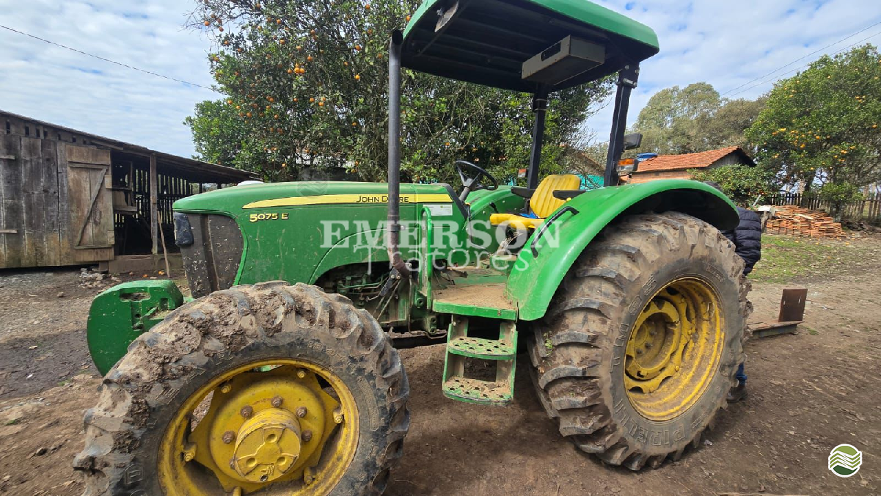 TRATOR JOHN DEERE JOHN DEERE 5075E Tração 4x4 Emerson Tratores PONTA GROSSA PARANÁ PR